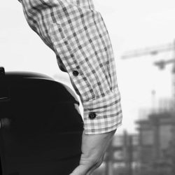 Consulenza_sicurezza_sul_lavoro Consulenza e formazione sicurezza sul lavoro - uomo con elmetto di protezione