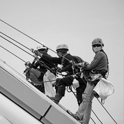 Corsi di addestramento Corsi di addestramento - uomini al lavoro in altezza